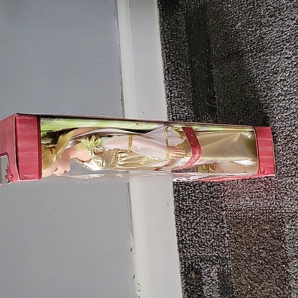 Holiday Angel Barbie - Picture 6 of 7